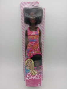 Barbie afroamericana afro bambola rosa stampa logo vestito e sandali nuova sigillata - Foto 1 di 5