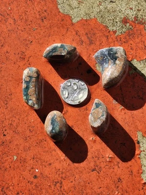 Gema Majave 67,4 gramos sílice con piedra lunar arco iris y posible cobre o mica Foto 1 de 2