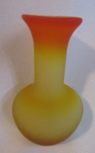 VINTAGE PILGRAMM MUNDGEBLASENE SATINIERTE GLAS AMBERINA 4-3/4" VASE - Bild 1 von 3