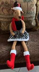 Sitzendes Mädchen Rentier Hahnentritt Rock rot Mütze Stiefel Schal Spaß skurril 23" süß - Bild 1 von 15