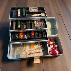 Vintage Umco 173U Green 3-Tray Fishing Tackle Box With Assorted Vintage Tackle - Picture 1 of 17