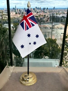 AUSTRALIEN MARINEBLAUWEISSE FÄHNRICH TISCHFLAGGE 6""X4"" 15 cm x 10 cm MIT BASIS 25 cm hoch - Bild 1 von 1
