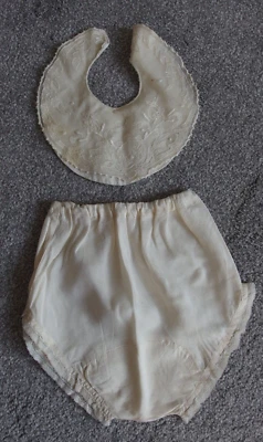 Ancien bavoir bébé vintage en soie avec superposition dentelle et pantalon ou poupées ours - Photo 1/2