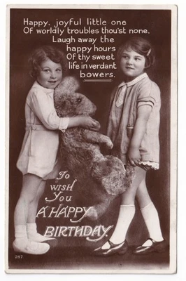 Felicitaciones de cumpleaños. Dos niñas con oso de peluche. RPPC publicado 1934 Foto 1 de 2