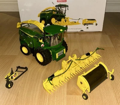 Raccoglitore foraggio Wiking 1:32 John Deere 8500i con testata erba e mais - Immagine 1 di 4