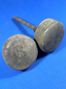 Coppia pomelli vintage per porta in legno ~ 2 1/2" diametro, 1 5/8" profondità, bordo scanalato LQQK - Foto 1 di 7