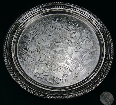 Bandeja salvadora de borde perforado con patas redondas placa chapada en plata Blackinton de colección Foto 1 de 4