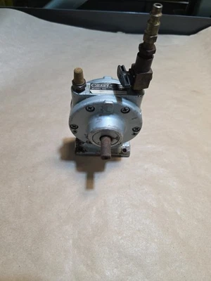 Buen motor de aire usado Gast 2AM-FCW-13 con válvula de polea y silenciador Foto 1 de 3