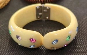 Hinged Cuff Bracelet Cream Bakelite ? Weiss? MidCentury - Picture 1 of 4