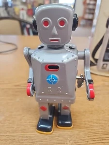 VINTAGE Windup Robot  Schylling Tin Toy Silver Nea MINT CONDITION WORKS PERFECT! - Picture 1 of 3