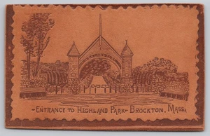 Postal de cuero Brockton Massachusetts Highland Park entrada arco de piedra - Imagen 1 de 2
