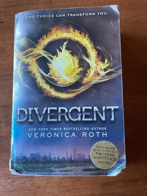 Divergent - Paperback By Veronica Roth - Image 1 of 2