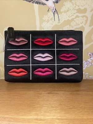 BOLSA SATINADA BORDADA CON CREMALLERA SUPERIOR REJILLA LABIOS LULU GUINNESS TOTALMENTE NUEVA Foto 1 de 4