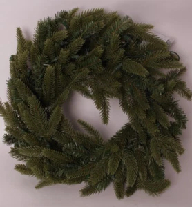 Corona de abeto Kennedy sintética iluminada Pottery Barn, 24" de diámetro, luces transparentes (enchufable) - Imagen 1 de 4