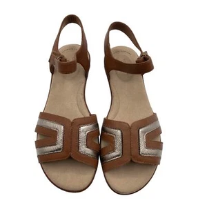Clarks Damengröße 7,5 M Ada Mist Sandale hellbraun metallic Leder Kombi Riemen  - Bild 1 von 10