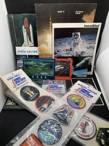 Vintage Nasa Kennedy Space Center Lot Patches Bücher Postkarten Drucke Apollo - Bild 1 von 24