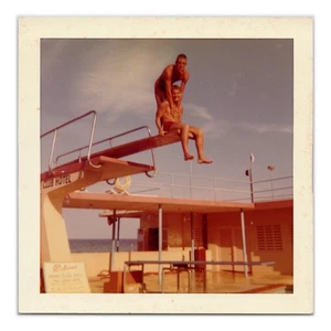 Tavola subacquea hotel snapshot - uomini metà secolo in vacanza - foto piscina vintage - Foto 1 di 2