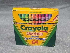 Vintage 1997 Binney & Smith Crayola 64 Stück Buntstifte Box eingebauter Spitzer - Bild 1 von 6