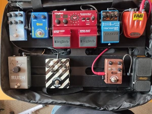 Pedaltrain mit Kabeln,2xStromversorgung und 9 Pedale L50cm x B30cm für E-Gitarre - Bild 1 von 1
