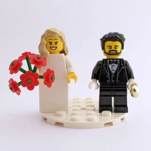 Lego blonde Braut und Bräutigam mit Bart plus Blumenstrauß, Ehering und Grundplatte - Bild 1 von 7
