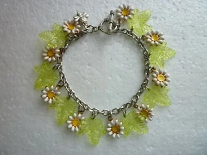 *Stainless Steel Charm Bracelet Daisy Garden Lt Green Acrylic Leaves and a Bee - Bild 1 von 7