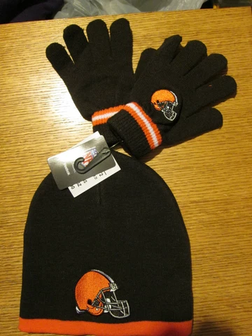 CLEVELAND BROWNS YOUTH SIZE REEBOK STOCKING CAP AND GLOVES Cover