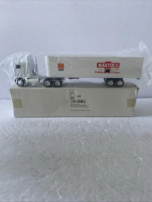 Remolque tractor Ertl 9855 Martins's B-B-Q Chips 1991 1/64 cabina Mack de metal Foto 1 de 4