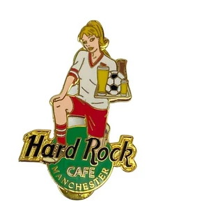 2000 Hard Rock Cafe Manchester Spilla Calcio Calcio Rosso Pantaloncini Server Ragazza - Foto 1 di 2