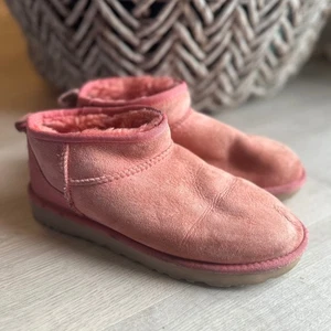 Stivaletti UGG classici ultra mini scamosciati donna 8 rosa foderati shearling caldi morbidi - Foto 1 di 11