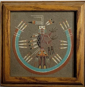 Pintura de arena navajo “Corn God” de Leatha Johnson – Tema de curación tradicional  - Imagen 1 de 9
