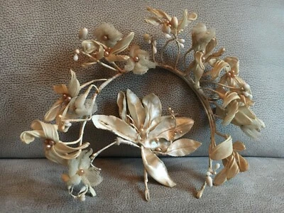 ANCIENNE COURONNE DE MARIÉE FLEURS EN TULLE ET CIRE  - Photo 1/4