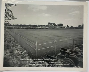 1940er Foto Parkplatz bei Howard Sober Inc Lancing Michigan Garage hinten - Bild 1 von 2