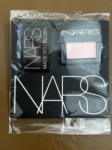 NARS Made You Blush Sammlerstück Emaille Pin Set | Limited Edition Mini Blush Logo - Bild 1 von 6