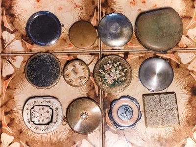 12 AS SEEN Vintage powder compacts and make up mirrors - Image 1 of 4