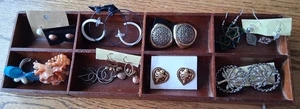 Vintage Holz Antik Hardware Wechsel Schmuck Tablett Dekor mit 13 Teilen Schmuck - Bild 1 von 14