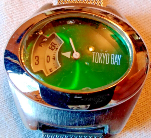 Tokyo Bay Electronvolt jump hour style green dial new battery runs perfect