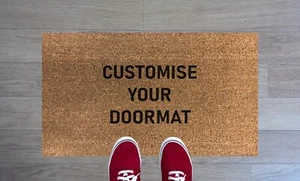 Alfombra de puerta de coco personalizada 40 cm x 70 cm cuero interno con letras negras mayúsculas - Imagen 1 de 6