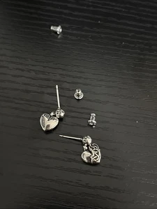 Par de aretes de corazón de vid corazones cromados dijes enredaderas de corazón - Imagen 1 de 4
