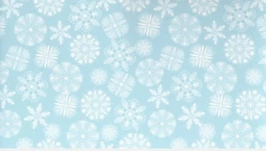 Papel de envolver Hallmark copos de nieve de Navidad en azul claro rollo holido de 22,5 pies cuadrados - Imagen 1 de 6