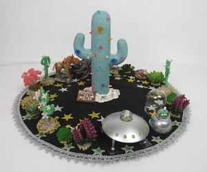 VTG 1970s LIGHT UP CHRISTMAS CACTUS & HOME MADE SKIRT ROSWELL UFO DESERT SCENE - Foto 1 di 12
