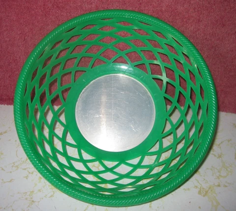 VINTAGE RIGID PLASTIC RESTAURANT, DELI, PICNIC, ROUND GREEN BASKET, OPEN LATTICE Cover