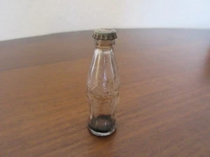 Antigua botella miniatura de Coca-Cola mini botella de vidrio años 50 - Imagen 1 de 3