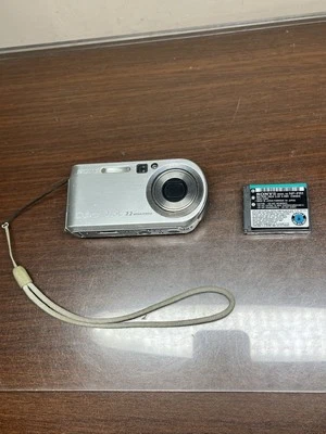 Sony Digital Camera Cybershot DSC-P200 7.2MP With Battery *Untested* No Charger - Image 1 of 4