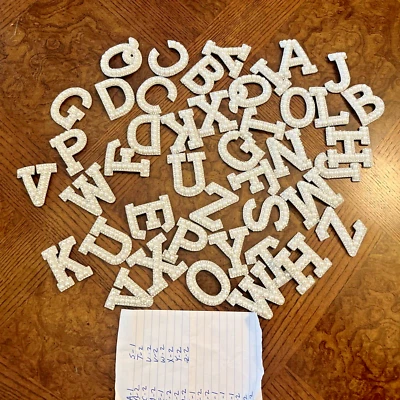 LOTE de parches de perlas blancas con estrás iridiscente letras brillantes alfabeto Foto 1 de 4