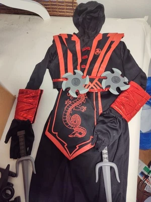 Disfraz de ninja para niño 7 piezas más 8 armas pantalones pequeños entrepierna 21" pecho 15"... Foto 1 de 2