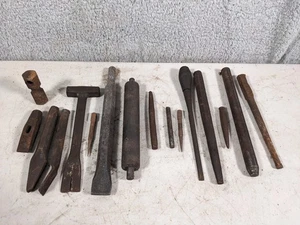 Posten 16 Stück Vintage Werkzeuge Meißel Stanzen Holzhammer Kiste Hammer andere - Bild 1 von 1