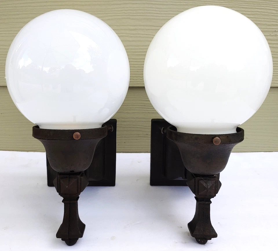 Par de auténticas luces antiguas de aplique de pared de hierro fundido cableadas globos de vidrio esmerilado de 6" Foto 1 de 4