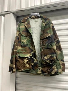 Ejército de Estados Unidos BDU Mediano Corto Uniforme Militar Top Hombres Bosque Camuflaje - Imagen 1 de 13