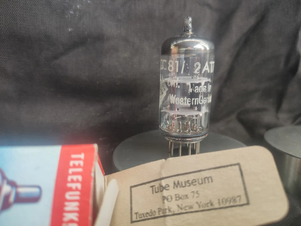 TELEFUNKEN ECC81  12AT made in west germany  - Imagem 1 de 4