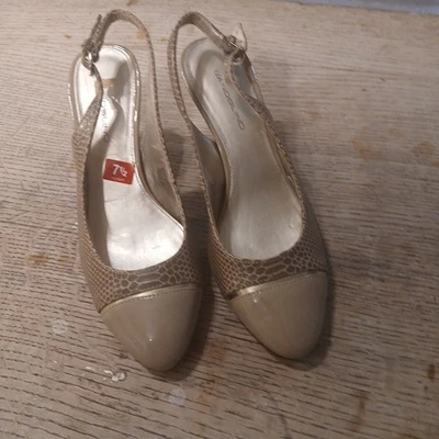 NUEVO BANDOLINO ZAPATOS DE SALÓN DE CUERO DORADO TALLA 7,5 M $69 Foto 1 de 4